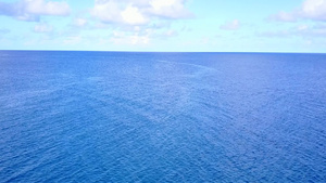 以白沙为背景的松黄海平息的岛屿海滩旅程中的无人空中11秒视频