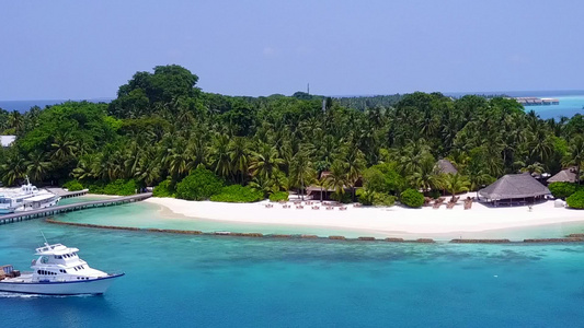 由透明的有白色沙子背景的海洋航行的美丽海岸海滩风景视频