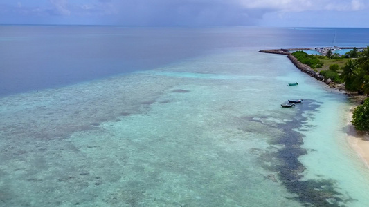 白沙背景水蓝海的天堂旅游海滩航行无人机景观旅游视频