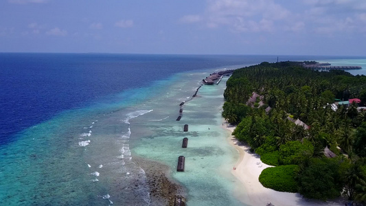 白沙背景的蓝海在海岸海滩上冒险进行冒险活动视频