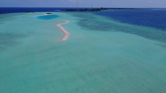 豪华环礁湖海滩生活方式的海景以浅海和白沙为背景视频
