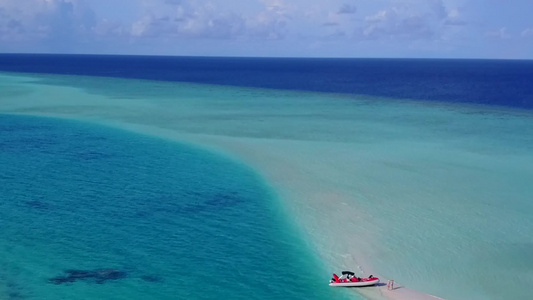 白沙背景蓝水热带度假海滩航程空中无人机旅游视频