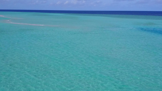 白沙底蓝环礁湖的豪华海景海滩度假无人驾驶飞机空中飞行视频