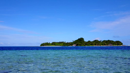 透明海洋和白沙背景下的热带海湾海滩生活方式鸟瞰海景视频