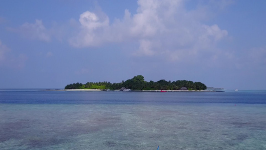 蓝色环礁湖和白色沙滩背景的奇异海滩海滩度假海景无人驾驶视频