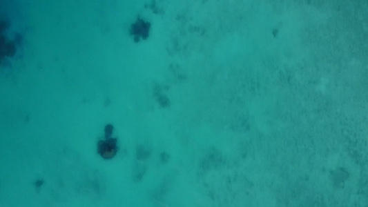 完美海滨海滩探险的海上风景蓝水和白沙背景的蓝水视频