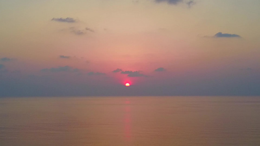 白沙背景蓝绿色海洋的豪华海岸海滩度假无人机景观视频