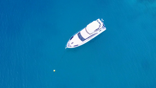 白沙背景浅海宁静度假海滩时间的无人机天空视频