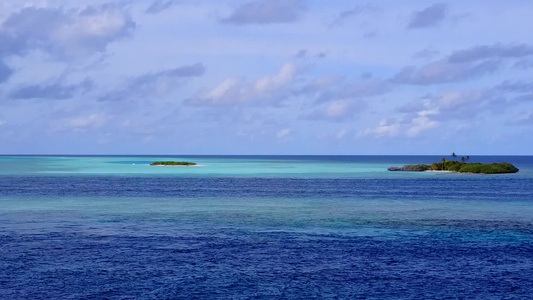 蓝海和清洁沙地背景的放松海湾海滩假日的空中无人驾驶视频