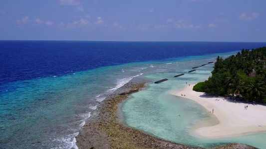 利用蓝海和白沙背景的蓝海进行宁静海滨海滩假日的空中视频