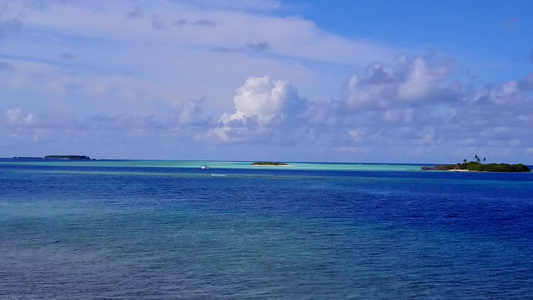 干净的沙质背景的蓝绿色泻湖放松度假海滩时间的空中风景视频