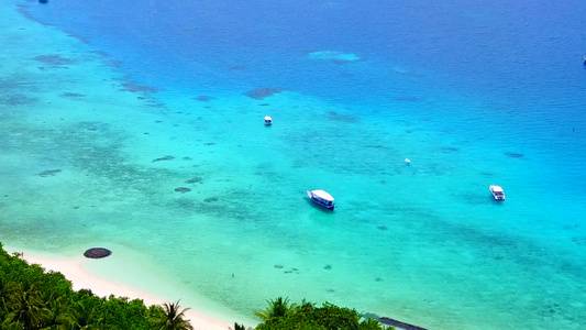 以蓝海和白沙背景的蓝海为伊德利克湾海滩度假的无人驾驶视频