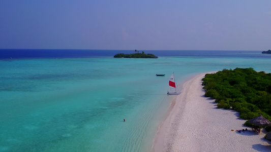 蓝海和白沙底蓝海和白色沙滩的稀有环礁湖海滩旅游视频