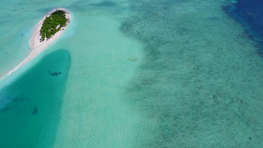 白沙背景透明海洋完美海滨海滩时间的空中无人机景观视频