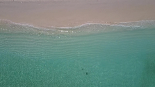 白沙背景蓝海异国海岸线海滩度假的空中景观视频