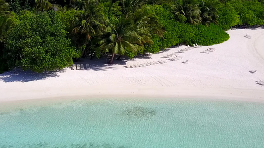 蓝海和清洁沙土背景的宁静度假度假胜地海滩旅行的空中视频