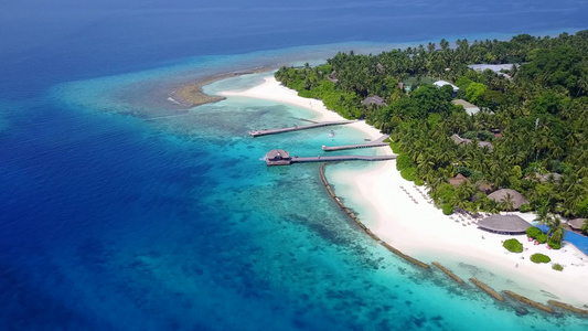 具有明亮沙质背景的蓝绿色泻湖的异国海岸海滩之旅的空中视频