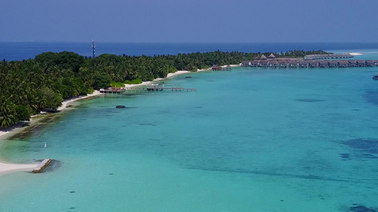 以蓝海和白沙底蓝海为背景的热带海岸海滩生活方式全天视频