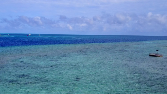 以清洁沙土背景的蓝色海平面海水为生无人驾驶飞机飞行视频