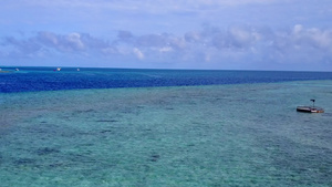 以清洁沙土背景的蓝色海平面海水为生无人驾驶飞机飞行10秒视频