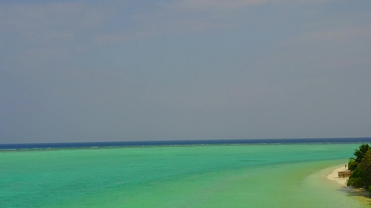 以清晰的环礁湖和白色沙滩背景为特点的海岸线海滩时间视频