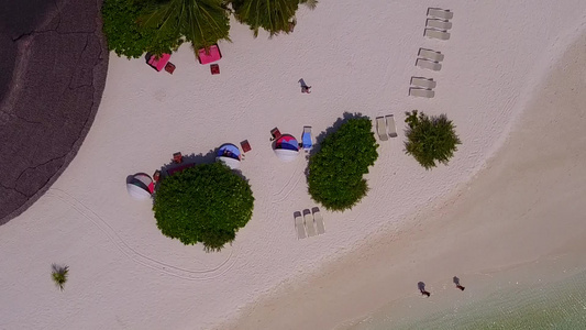 以水蓝水和白色沙滩背景进行美丽的海湾海滩旅行的空中视频