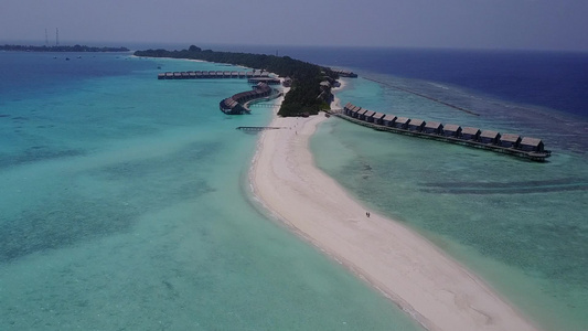 蓝水和清洁沙土背景海滨野生生物的海边海岸风形空中无人驾驶视频