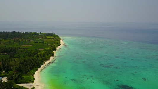 由蓝环礁和白色沙子背景的蓝色环礁漂浮在完美海湾海滩视频