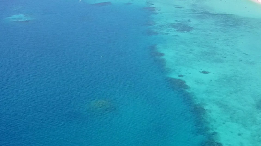 白沙背景蓝海完美海岸海滩的空中无人机全景视频