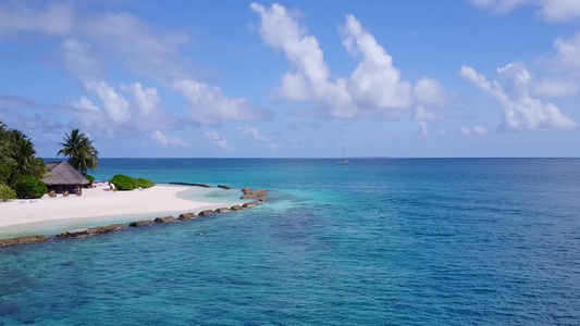 以透明的海面和白色沙滩背景在海滩探险中观看天堂海洋视频