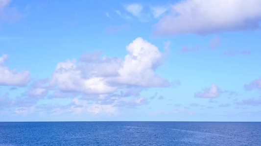 以绿绿海和清洁沙土背景进行美丽海岸海滩度假的空中无人驾驶视频