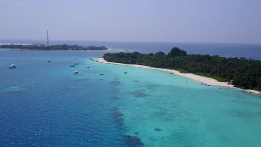 以清水和白沙滩背景轻松岸边海滩旅行的无人驾驶空中飞机视频