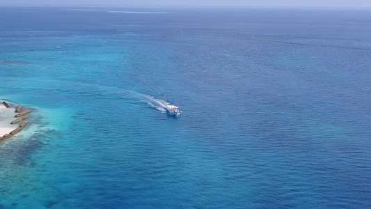 以蓝色环礁湖和白色沙滩背景放松旅游海滩休息的空中无人驾驶视频