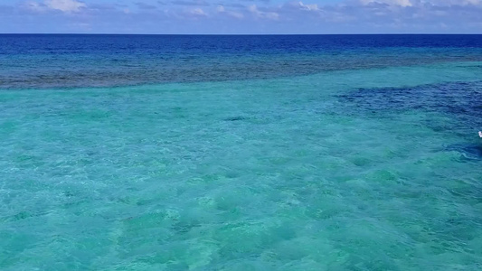 通过清海和白色沙滩背景的放松海湾海滩冒险飞行无人驾驶视频