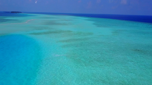 蓝环礁湖和清洁沙地背景的宁湾海滩度假海边风景无人驾驶视频