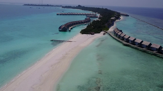 白沙背景蓝绿色海洋宁静海岛海滩度假的无人机天空视频