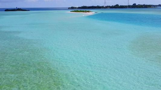 以透明的海白色沙子背景的海洋航行海滩上天堂度假胜地视频