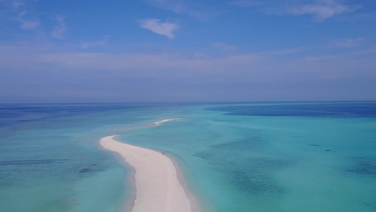 蓝色绿色海洋和白色沙滩背景的热带海滨海滩之行的空中视频