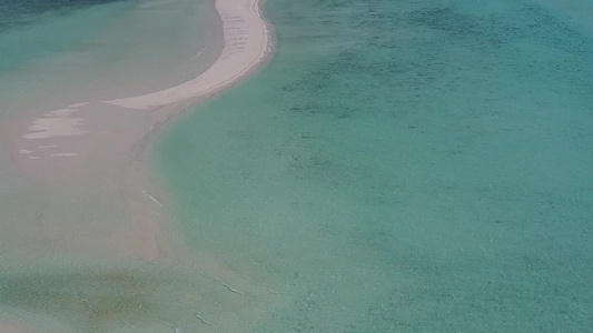 蓝海白沙背景下田园诗般海岸海滩冒险的空中无人机质感视频