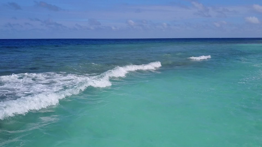 蓝海白沙背景宁静海景海滩之旅的空中性质视频