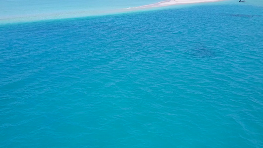 以透明的海洋和浅沙背景进行海上海岸海滩旅行的无人驾驶视频