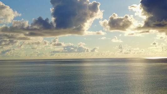 通过透明的有白色沙沙底背景的海洋对天堂度假胜地海滩视频