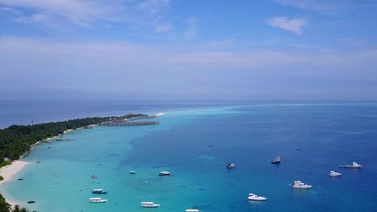 蓝海白沙背景完美海景海滩航行的无人机海景视频