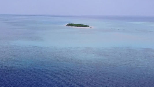 绿松石海和白沙背景下热带旅游海滩野生动物的无人机空中视频