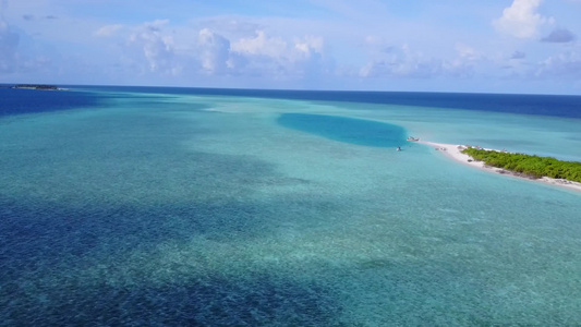 以绿绿海和白沙本底观测完美的岛屿海滩时间的空中风景视频