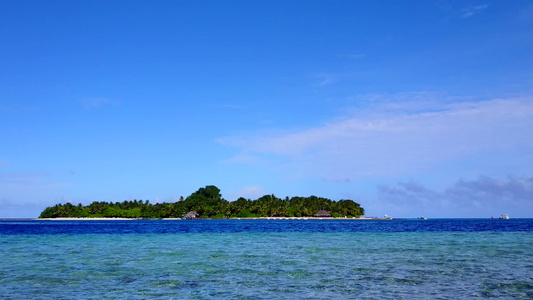 以蓝海和清洁沙地背景航行的完美岛屿海滩空中无人驾驶视频