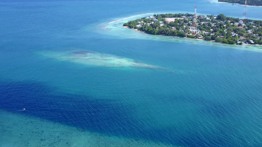 以蓝绿水和白色沙滩背景打破宁静海湾海滩的海景进行空中视频