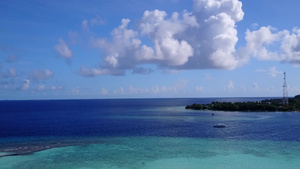 以蓝绿色环礁湖和白色沙滩背景的蓝色绿色环礁为例12秒视频