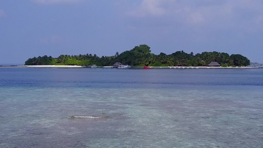 以清晰的环礁湖和明亮的沙滩背景放松岛屿海滩冒险的空中视频
