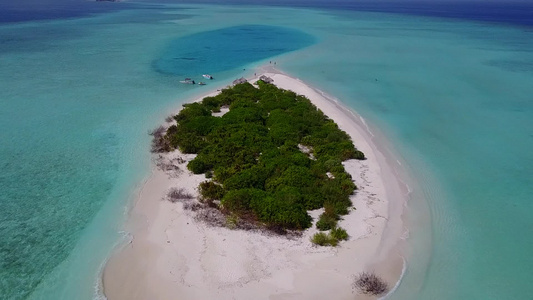 透明海白沙背景的天堂海滨海滩度假无人机空中海景视频